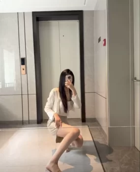 满背纹身黑长直发髻腰