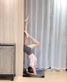 魅惑年轻S型身材小妞