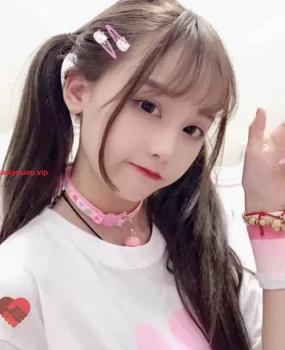 海淀00后学生妹兼职，嫩逼粉头被操淫水飞溅